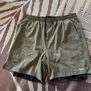 - RVCA Men’s Yogger 2 -in - 1 , 17” short sz M